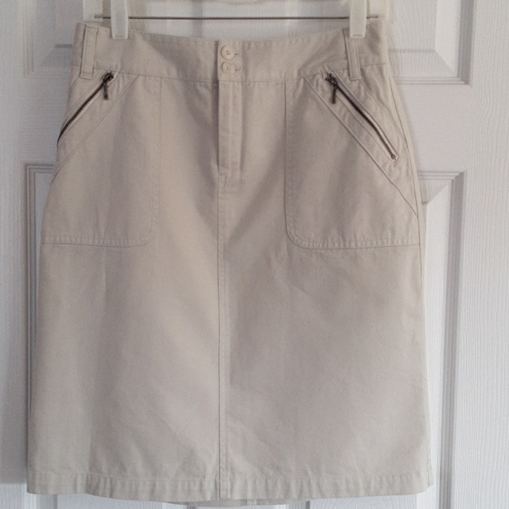 Casual Corner khaki skirt. Size 6. EUC.